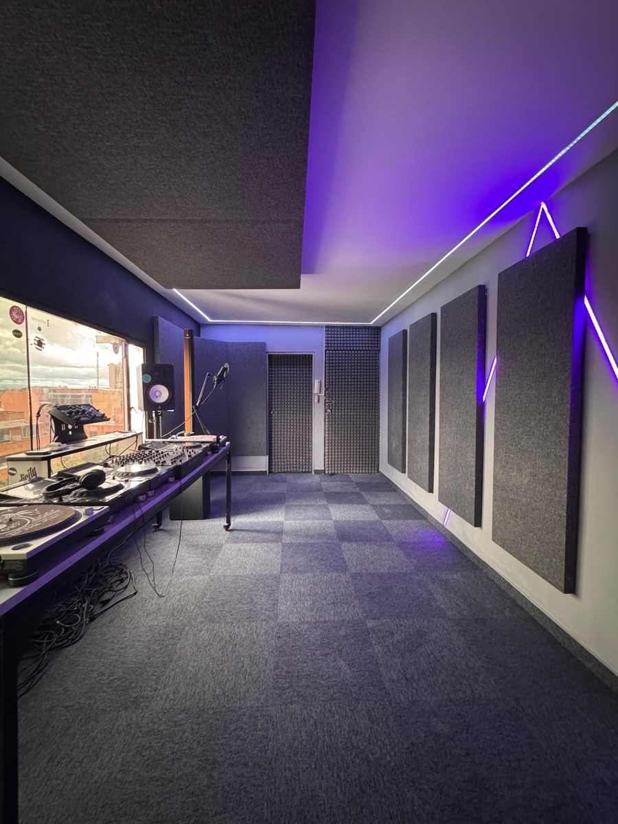 Estudio de música con iluminación morada y alfombra modular a cuadros