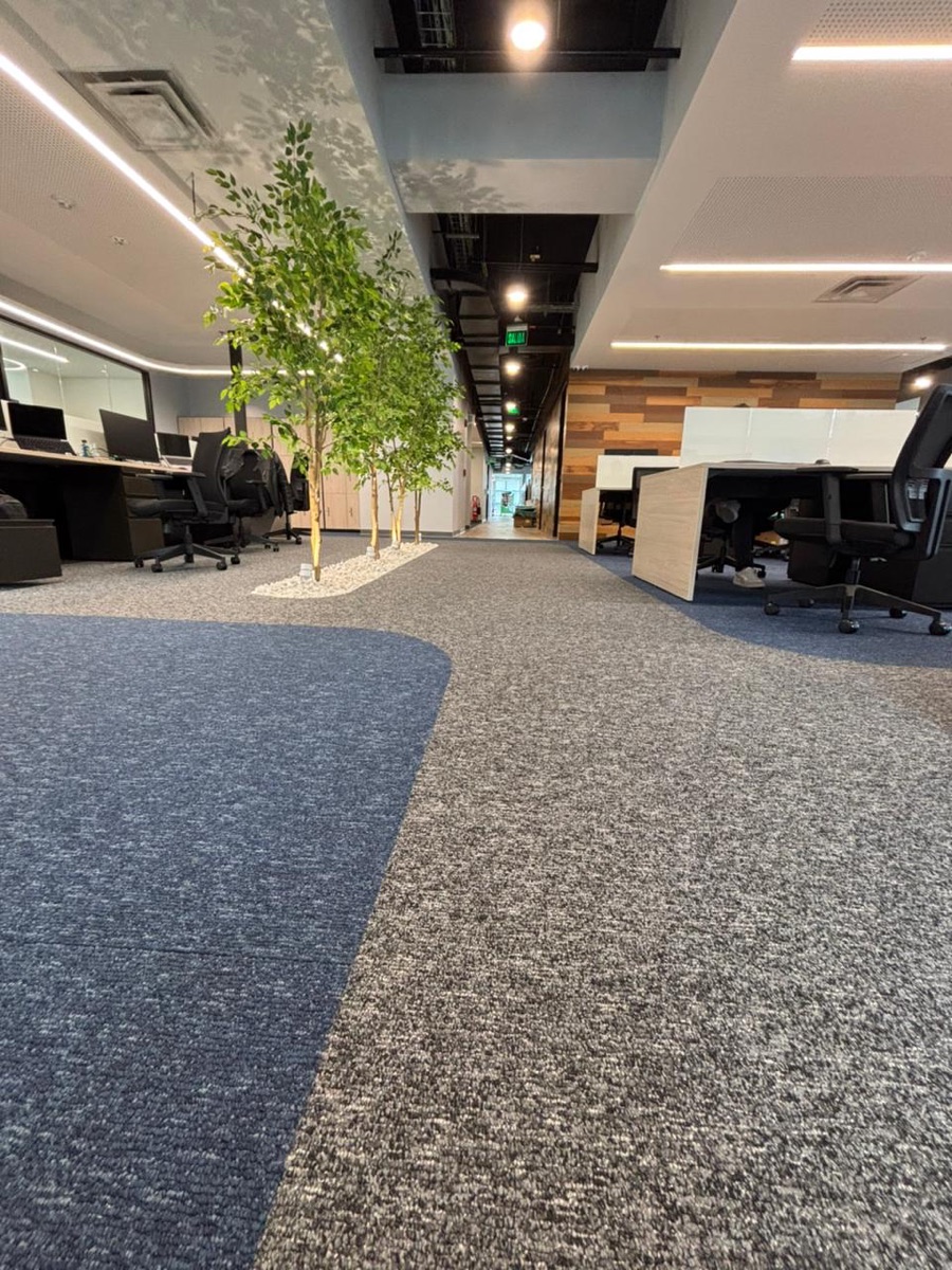 Oficina abierta con alfombra modular Flow en bloques de color azul y gris