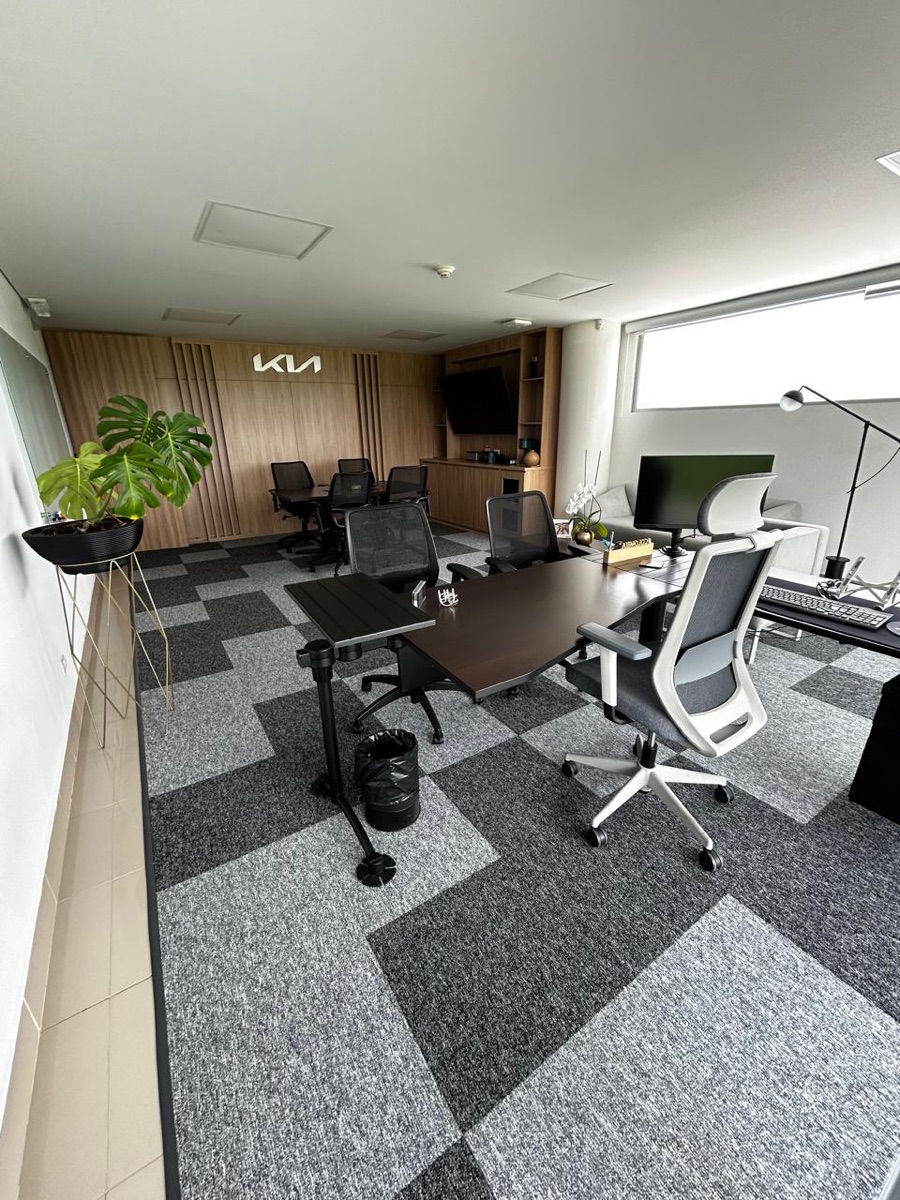 Oficina ejecutiva Kia con alfombra modular Flow en patrón de cuadros gris