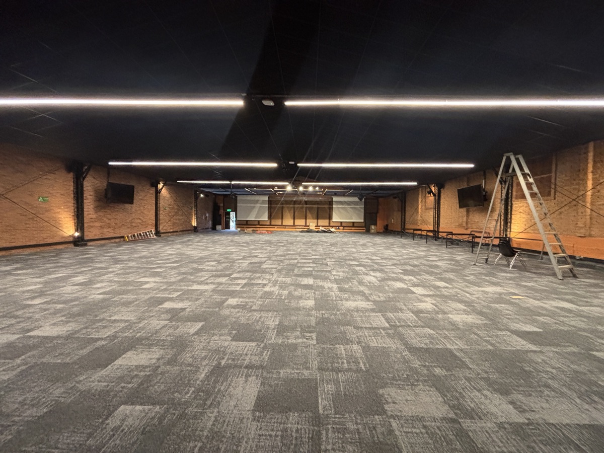 Auditorio con alfombra modular Sculpture en instalación