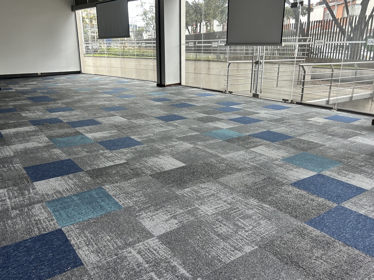Sala con alfombra modular Sculpture en patrón de cuadros con acentos azules