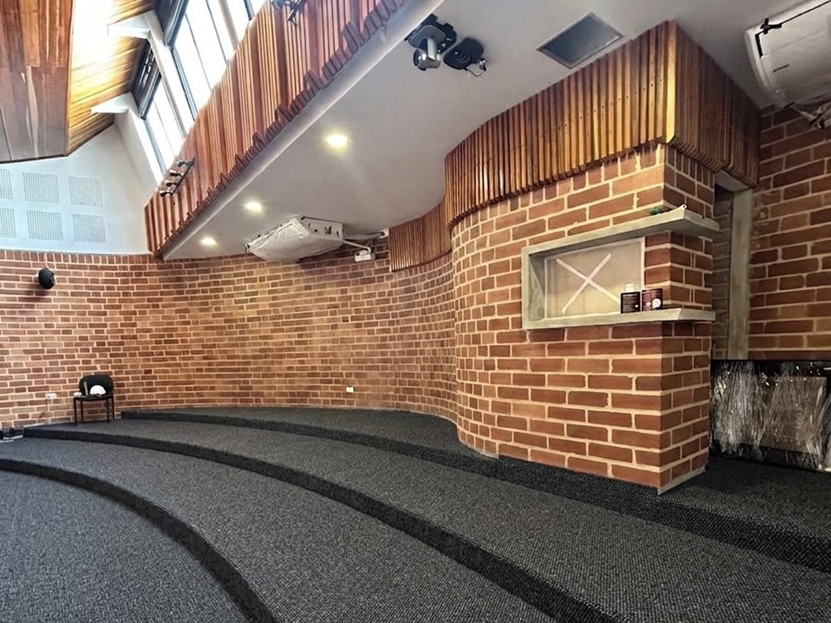Auditorio con alfombra en rollo de fibra argollada instalada en gradas