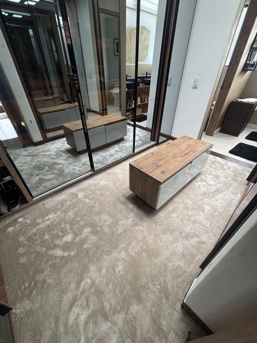 Vestidor con espejos y alfombra en rollo Mirage en tono neutro satinado