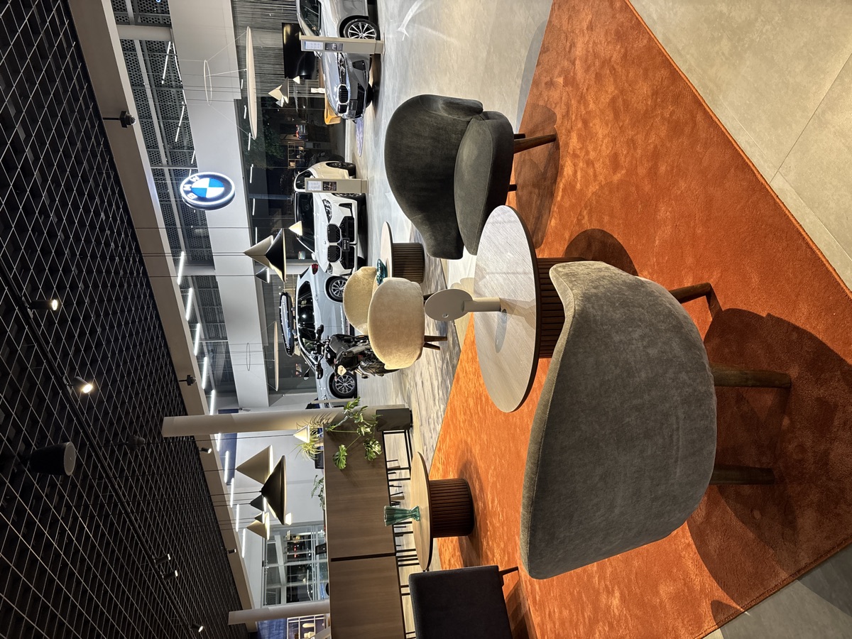 Alfombra en rollo Vanity color terracota en showroom BMW